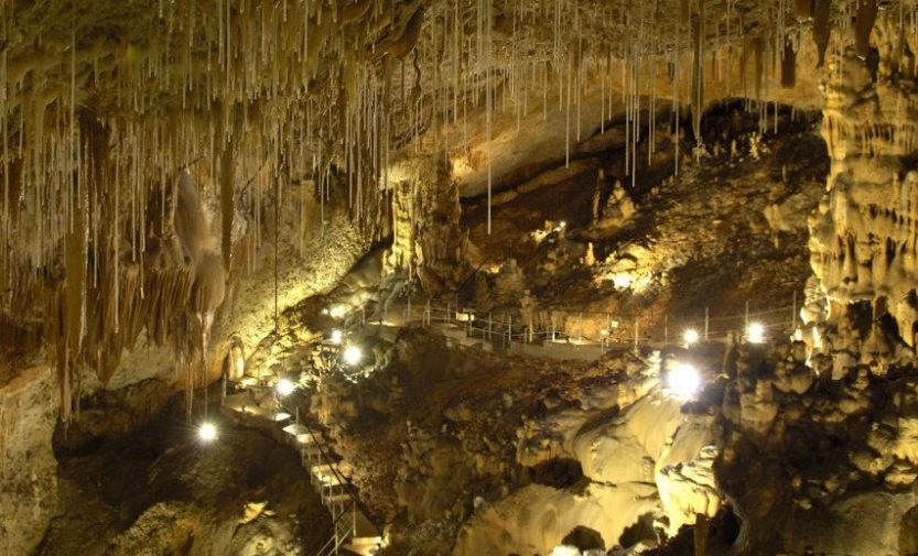 Interior de la cueva del Rull