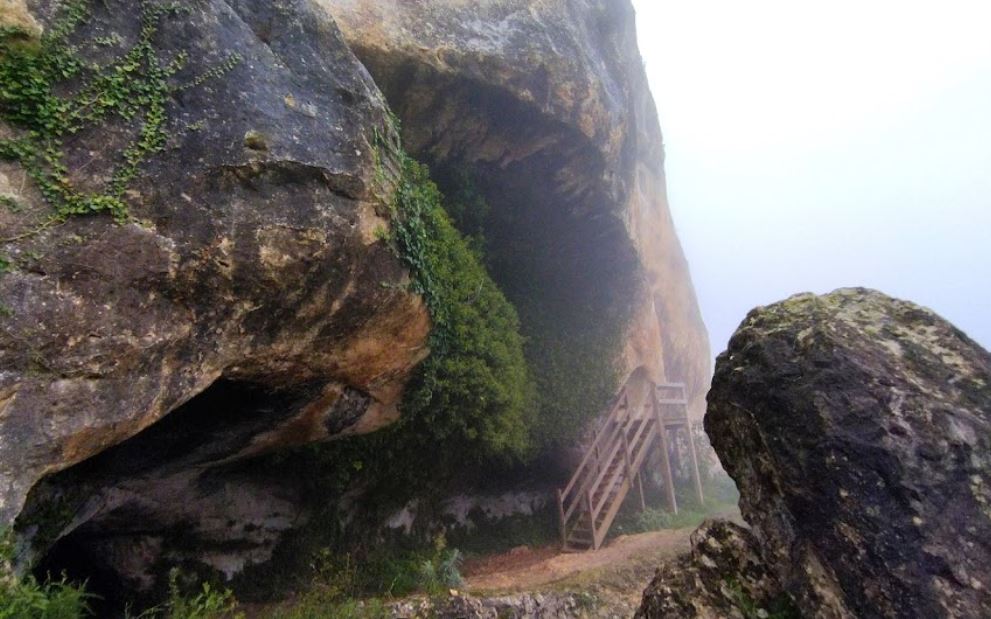 escalera de entrada a la cueva